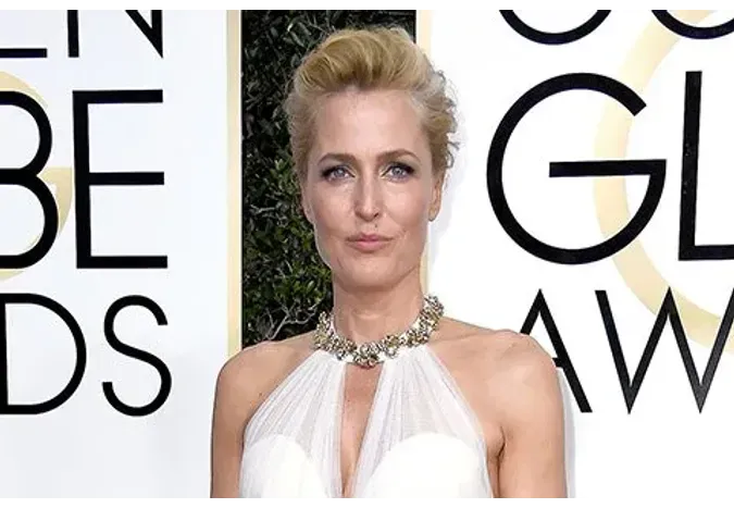 Gillian anderson golden globe 2021. джиллиан андерсон золотой глобус. джиллиан андерсон вручение премии оскар 2001.