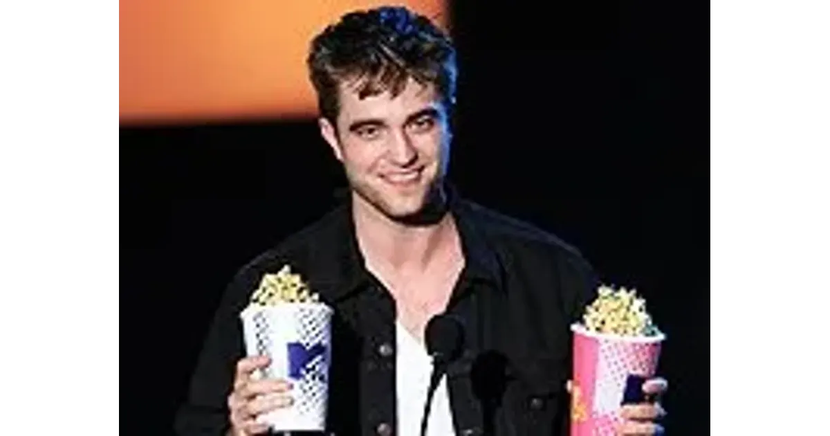 Mtv movie awards. Роберт Паттинсон попкорн. Актер с попкорном. Американские актеры с попкорном. Актер ест попкорн.