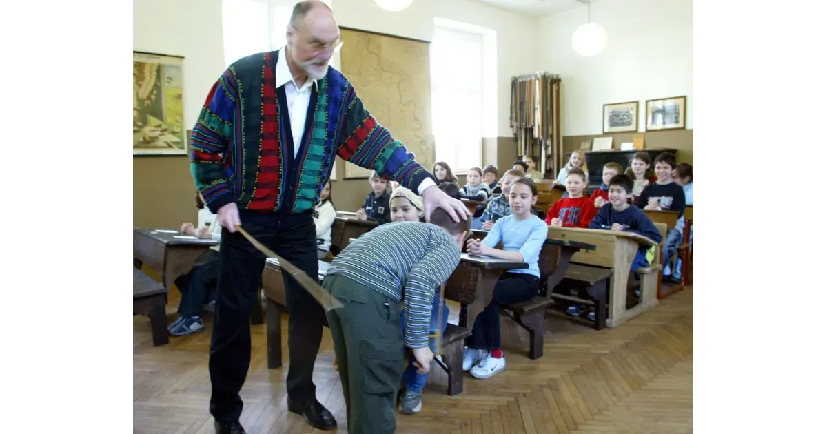 Teacher punishes student. Наказание в школе. Телесные наказания в школах. Телесные наказания в школах Японии. Телесные наказания в школах США.