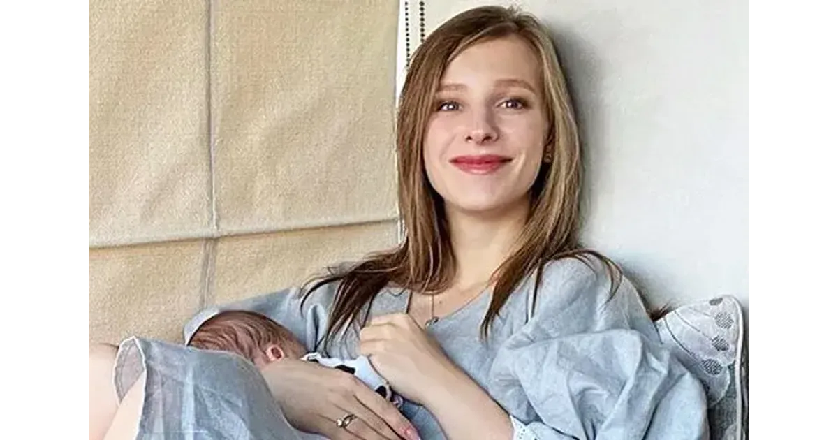 Стала бывшей дочкой. Российская актриса блондинка с маленьким сыном 2023 г.