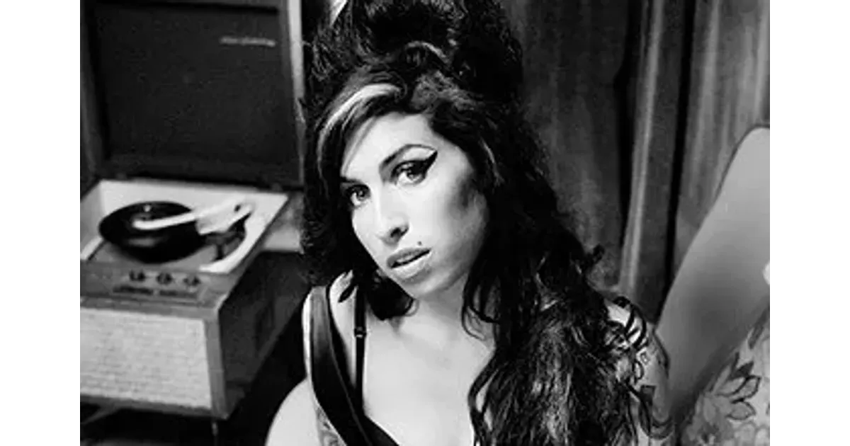 Amy winehouse you know. Эми Уайнхаус. Эми Уайнхаус в молодости. Amy Winehouse в молодости. Эми Уайнхаус еврейка.