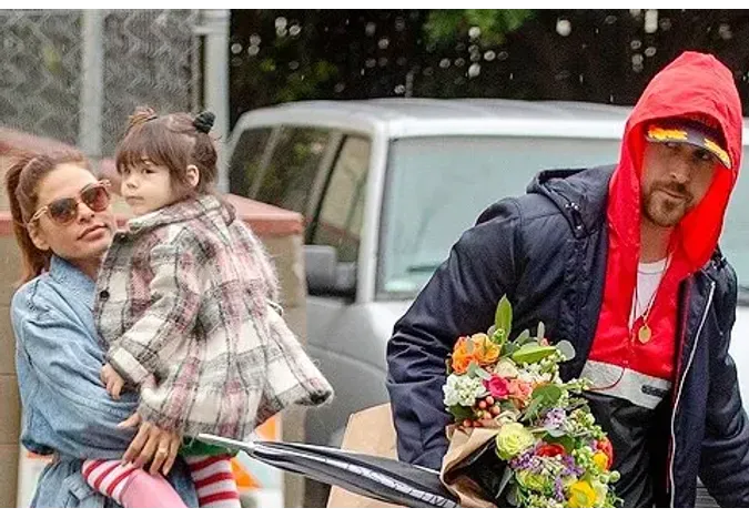 Сойти дочь. Райан гослинг с дочками 2020. Сойти дочь. Ева мендес и райан 2022. Сойти дочь.