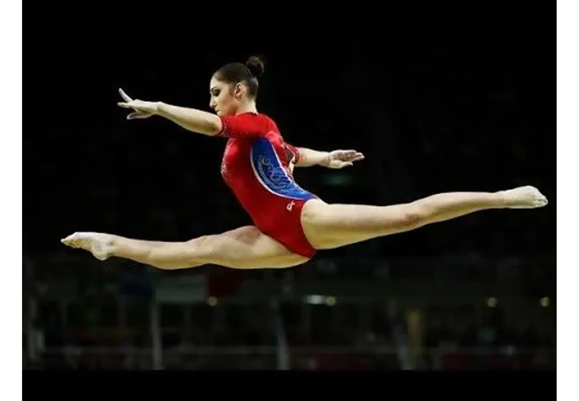 Гимнасток время. Линой ашрам. Ляйсан утяшева гимнастка. Гимнастка в прыжке. Гимнастка на бревне.