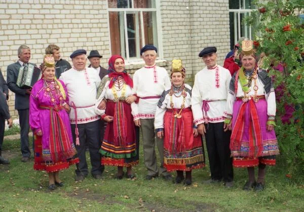 Участники народной традиции в праздничных костюмах