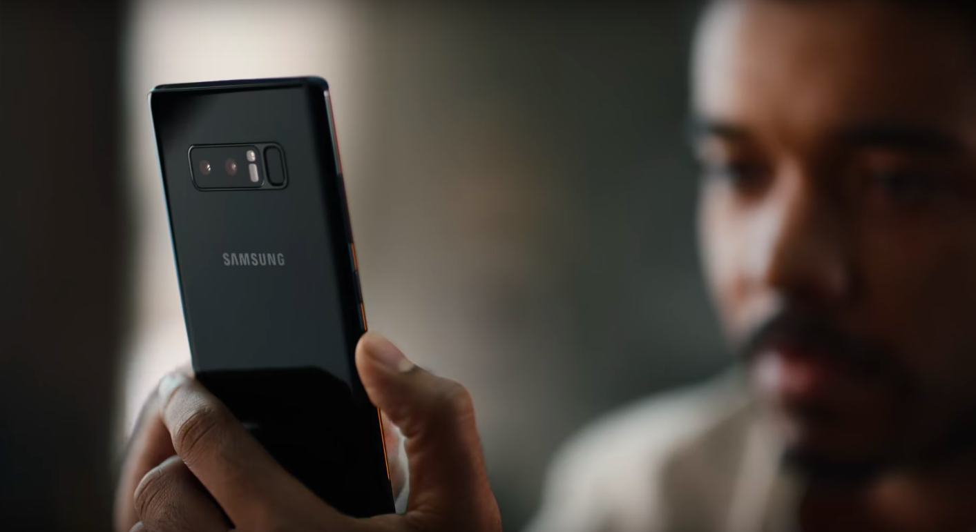 Реклама самсунг галакси с 8. Samsung троллит Apple. Человек самсунг. Реклама телефона.