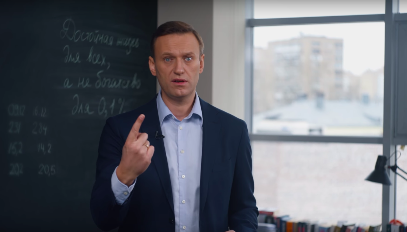 Канал навального на ютубе. Дело Ив Роше Навальный. Навальный ютуб. Навальный обои.