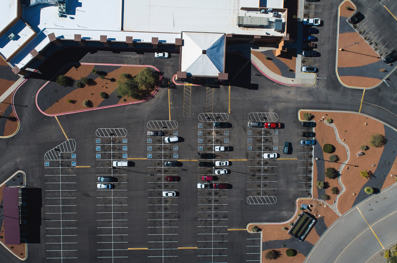 Тени на парковке: как вашему бизнесу помогут спутниковые снимки