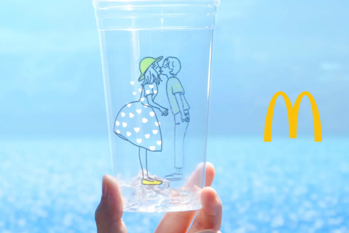 McDonald’s случайно выпустил стаканы с эротическими картинками.