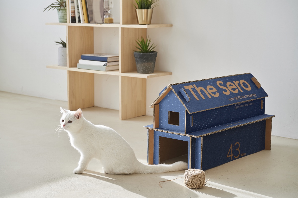 Samsung изменил дизайн коробок для телевизоров, чтобы из них можно было делать мебель для кошек и дома