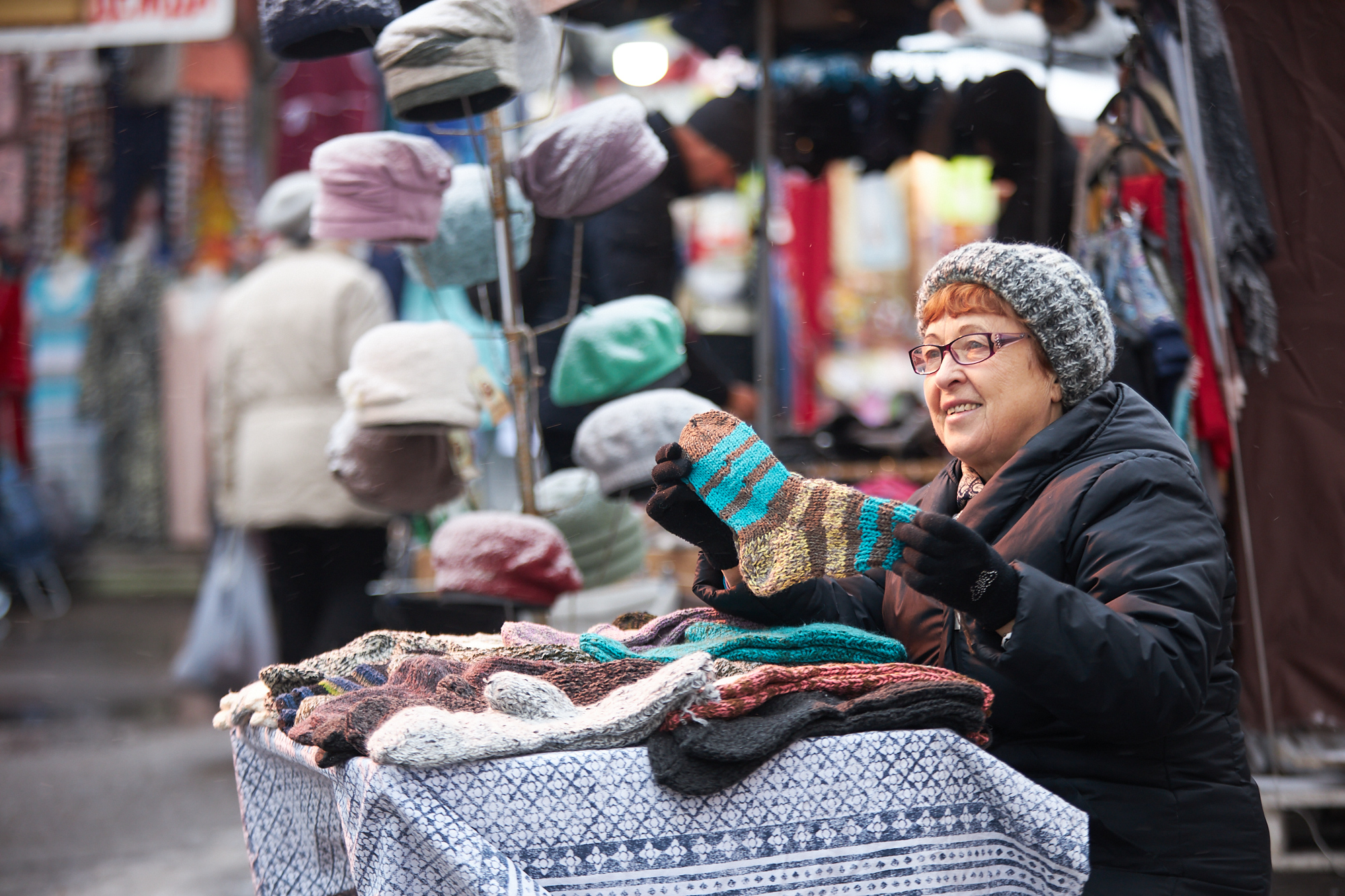 Бабушка связала шарф. Старушка на рынке. Бабушки на базаре. Бабушка на рынке. Бабушка продает носки.