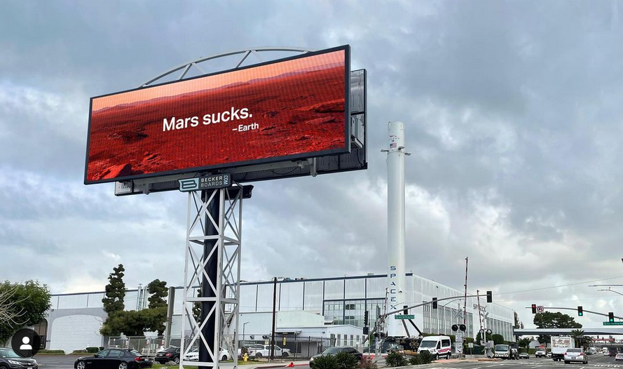 Активисты повесили баннер «Марс — отстой» перед штаб-квартирой SpaceX          