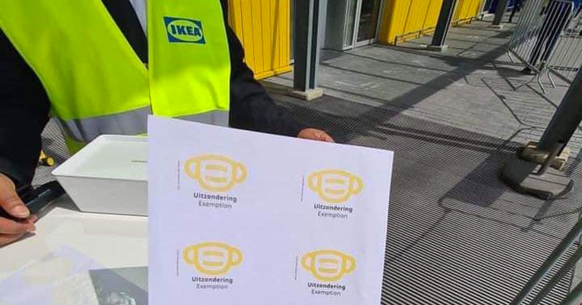 IKEA в Нидерландах просила клиентов без масок клеить на одежду стикеры, напоминающие желтые звезды          
