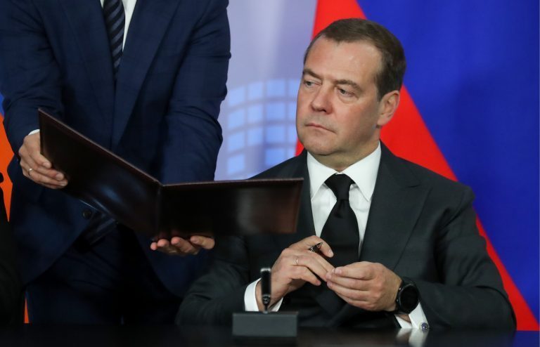 Медведев назвал дискриминацией повышенные тарифы на поездки в такси с детьми