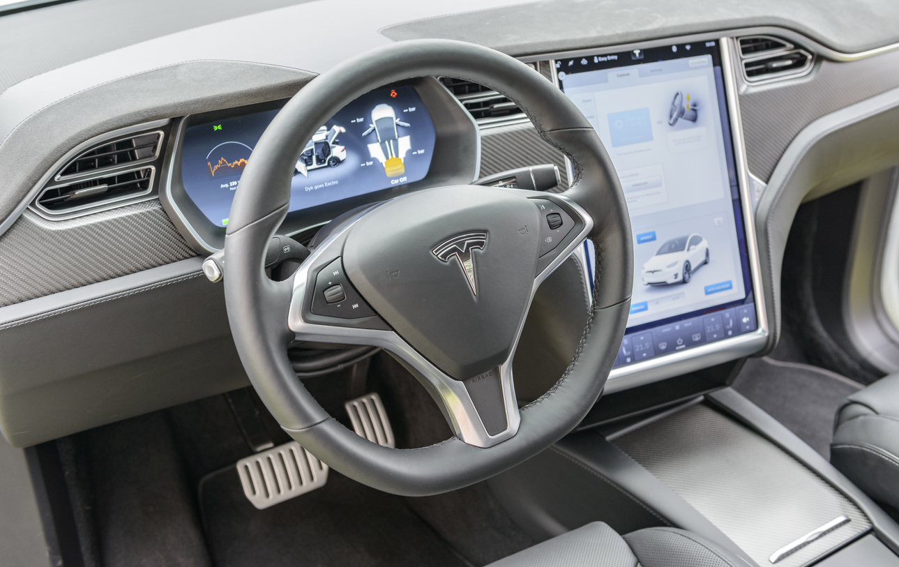 Жителя США арестовали за поездку на заднем сиденье беспилотной Tesla. Он купил новую и проехал так еще раз