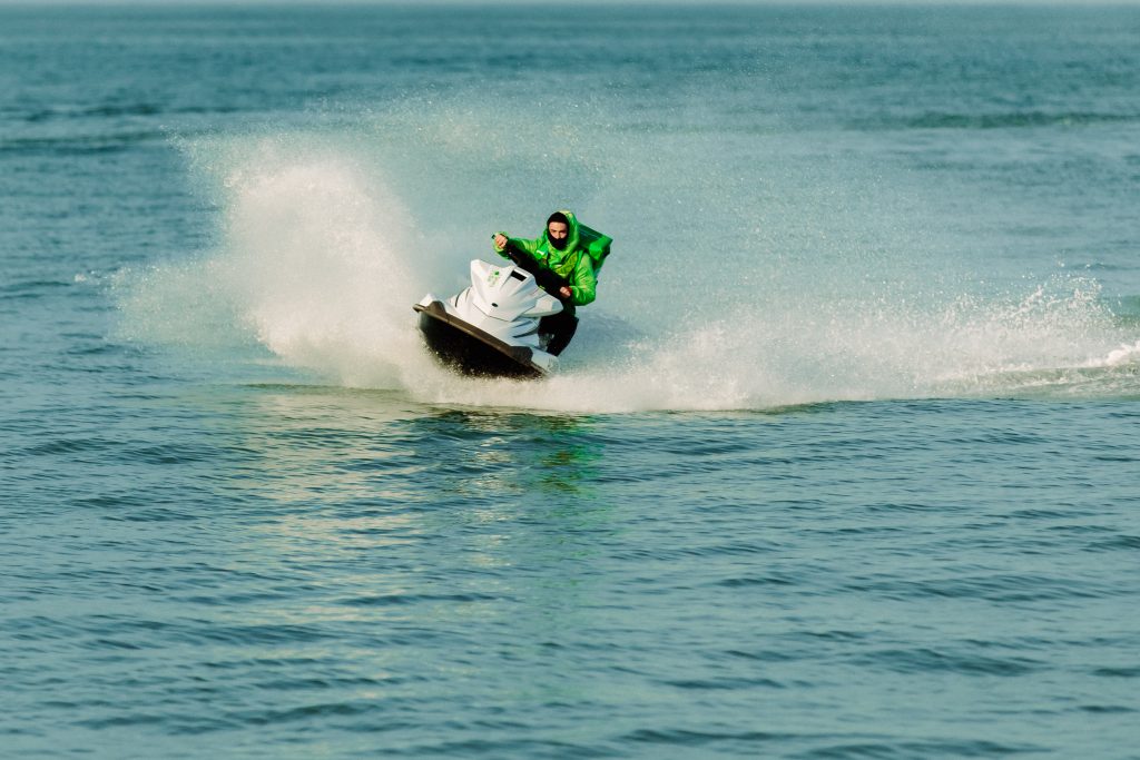 Delivery Club запустил доставку на гидроциклах в Сочи - Inc. Russia