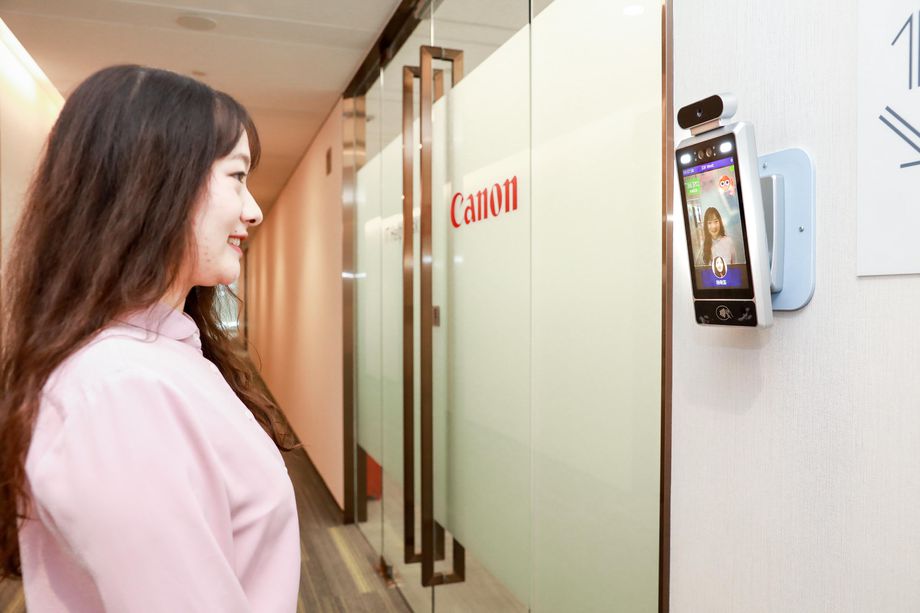 Canon установила в своем офисе ИИ-камеры, которые пускают внутрь только улыбающихся сотрудников          