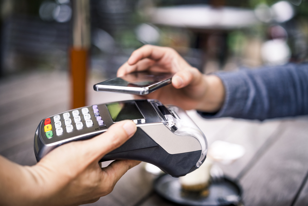 Клиенты Coinbase смогут расплачиваться криптовалютами через Apple и Google Pay