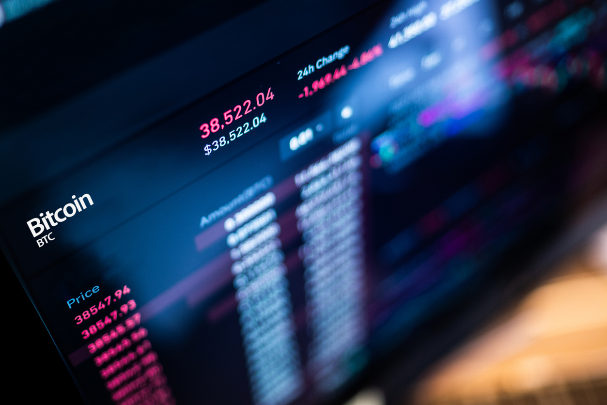 Стоимость биткоина упала ниже $30 тыс. впервые за полгода