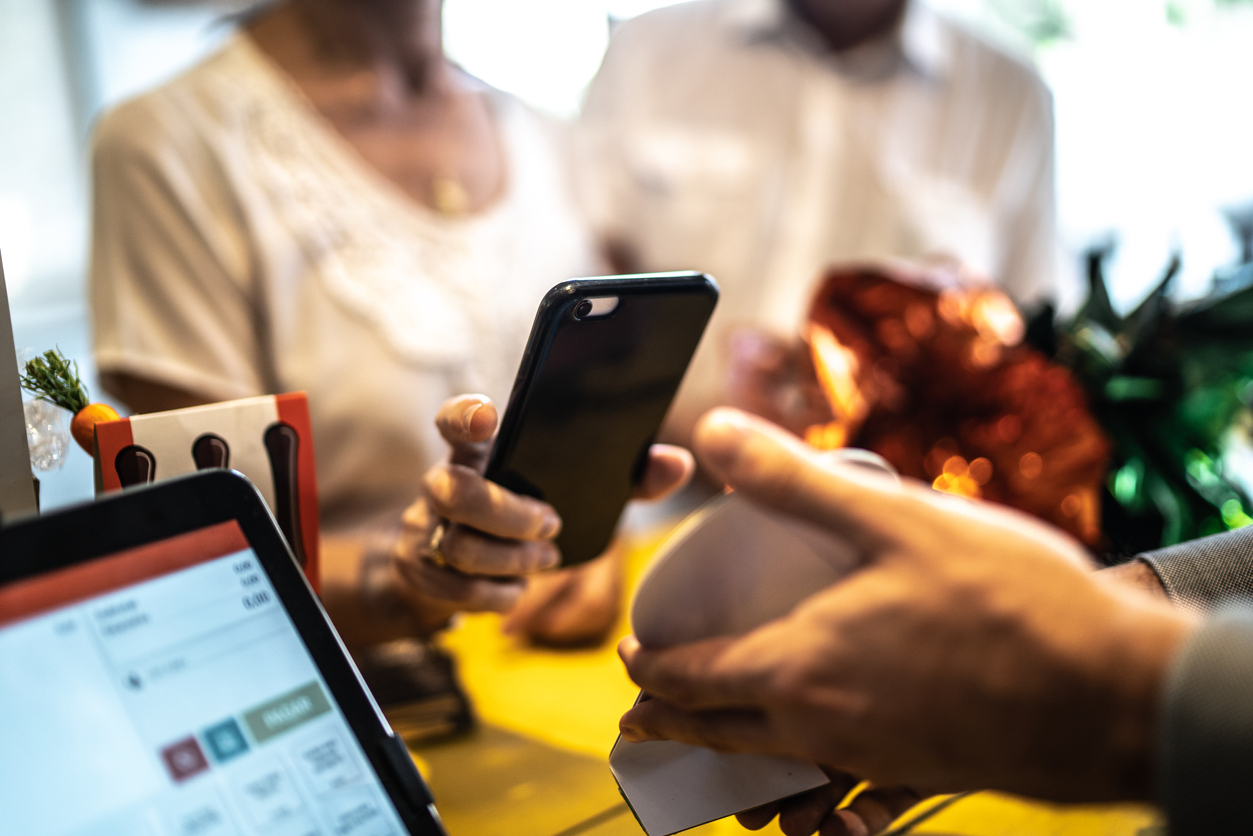 Сбер, Тинькофф и другие российские банки подключили карты Мир к Apple Pay