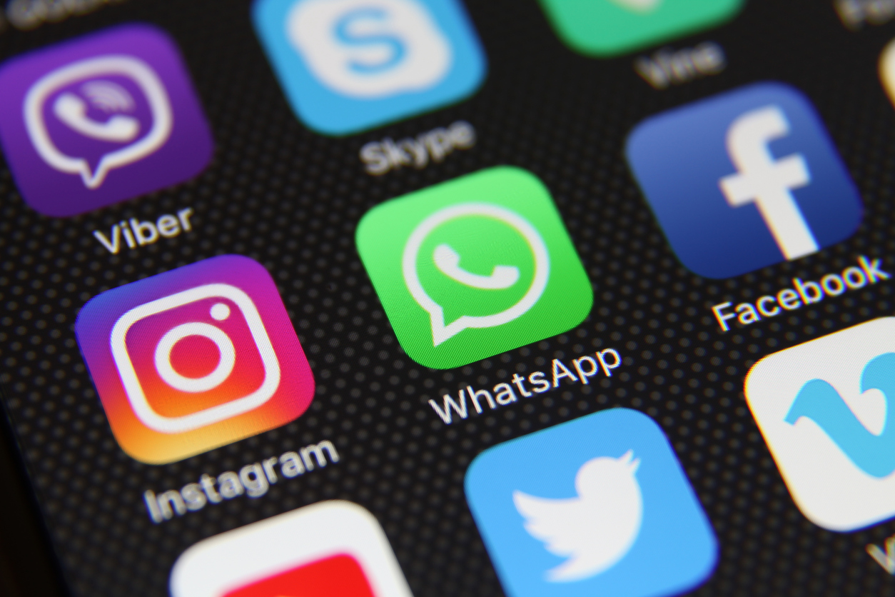Роскомнадзор грозит WhatsApp, Twitter и Facebook штрафами за отказ от локализации данных россиян
