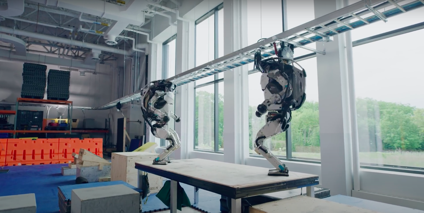Boston Dynamics показала роботов, которые занимаются паркуром