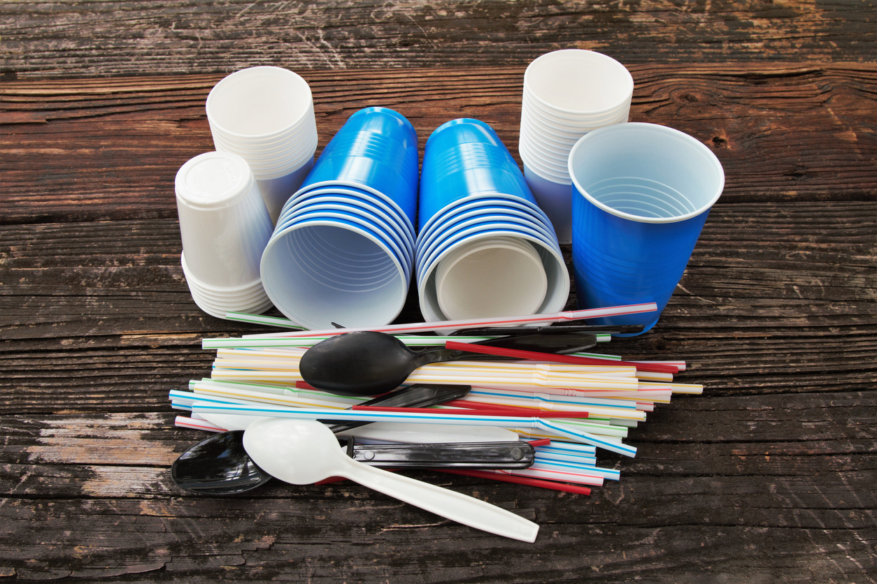В Англии запретят одноразовую пластиковую посуду          