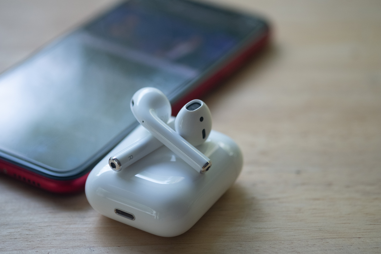 Apple стала лидером на рынке беспроводных наушников в России
