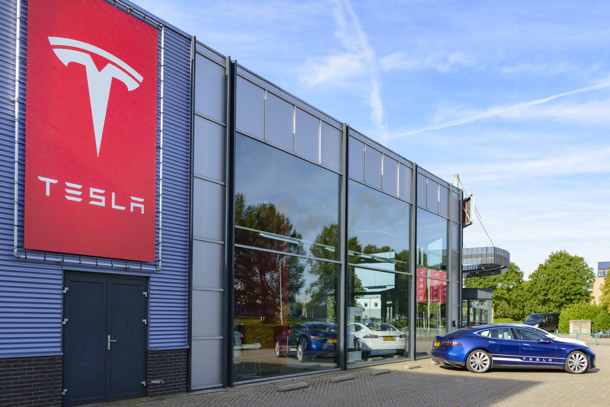 Продажи Tesla на китайском рынке упали на 69%