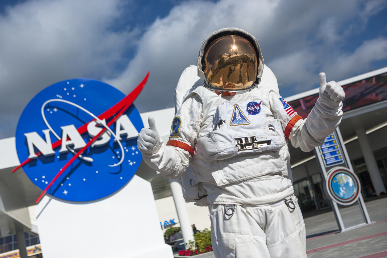 Илон Маск предложил помочь NASA с разработкой скафандров для высадки на Луну