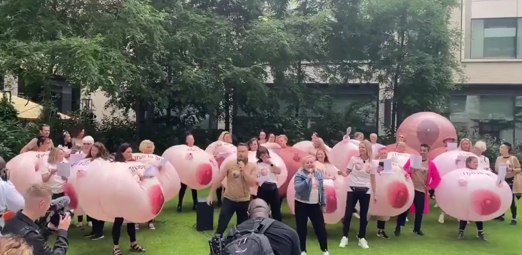 Протестующие в костюмах женской груди окружили штаб-квартиру Facebook в Лондоне          
