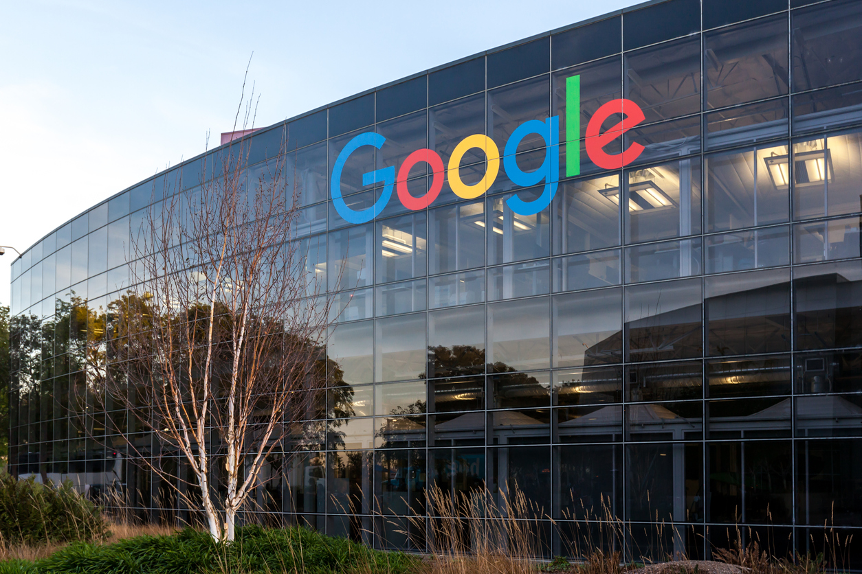 Сотрудники Google обвинили компанию в уступках Кремлю          