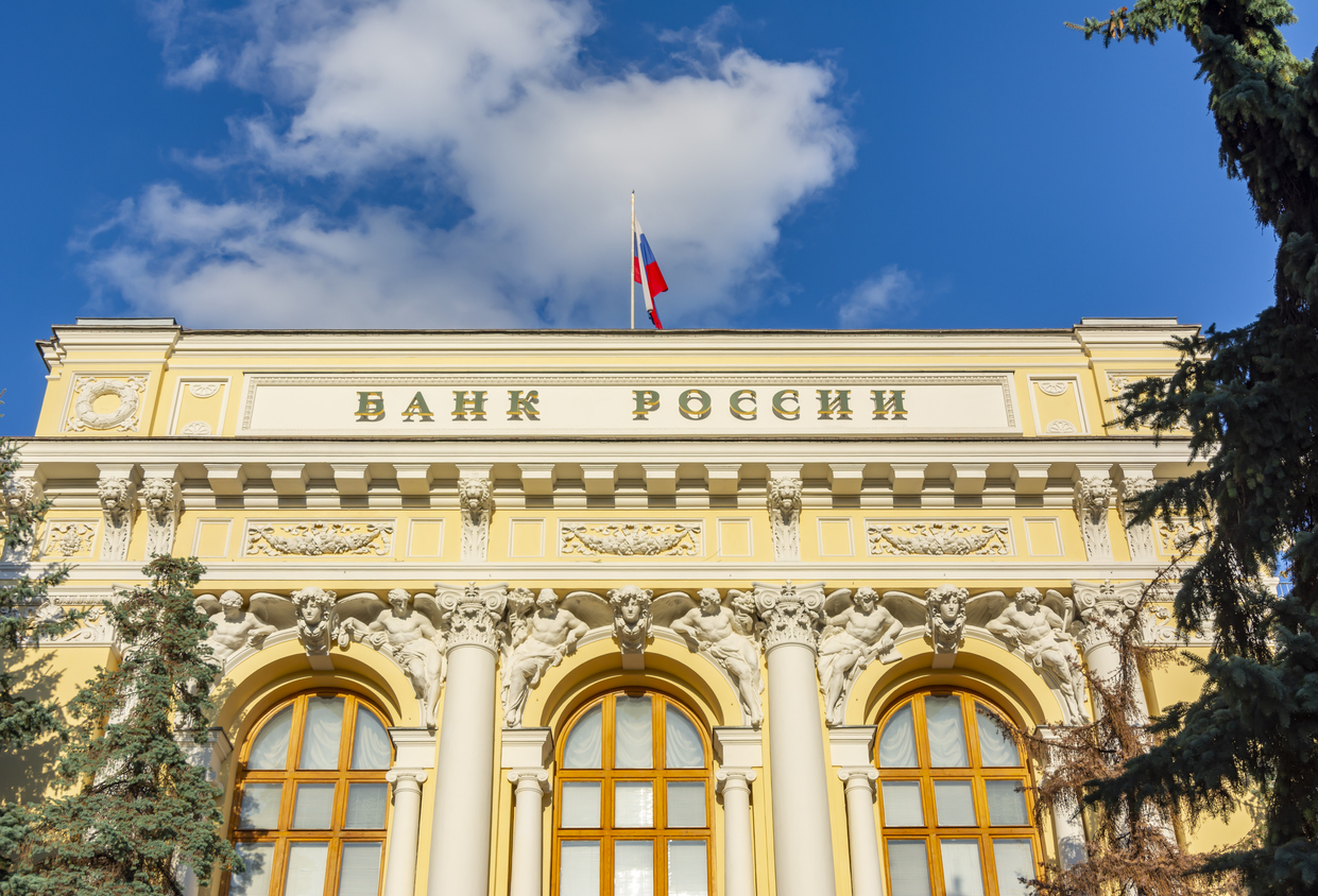 Центральный банк предложил усилить контроль за пополнением карт наличными через банкоматы
