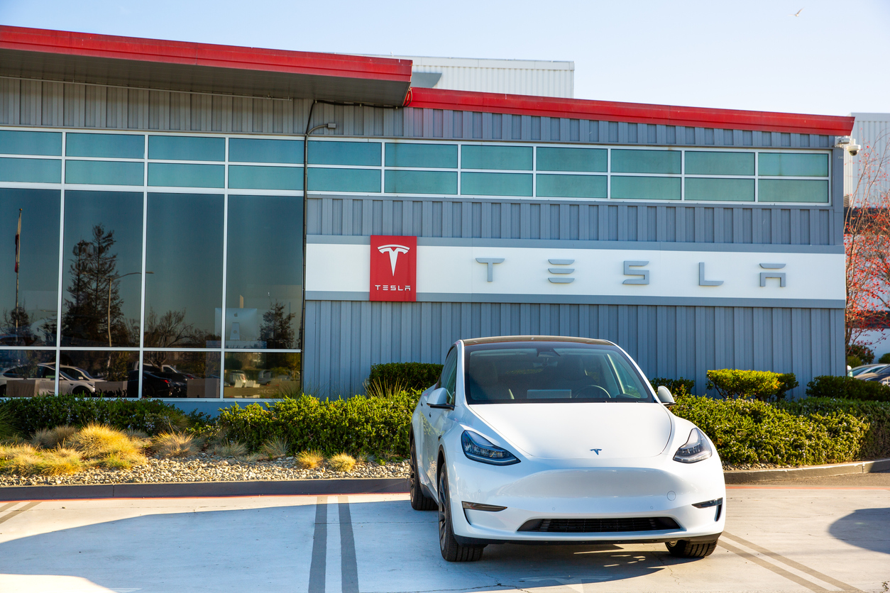 СберАвто начал продавать электромобили Tesla