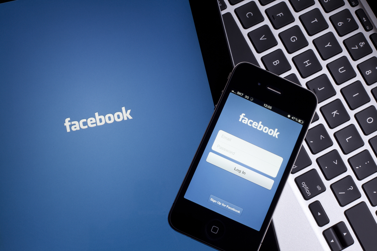 Модераторы контента Facebook выкупили билборд и разместили на нем требование о повышении зарплат