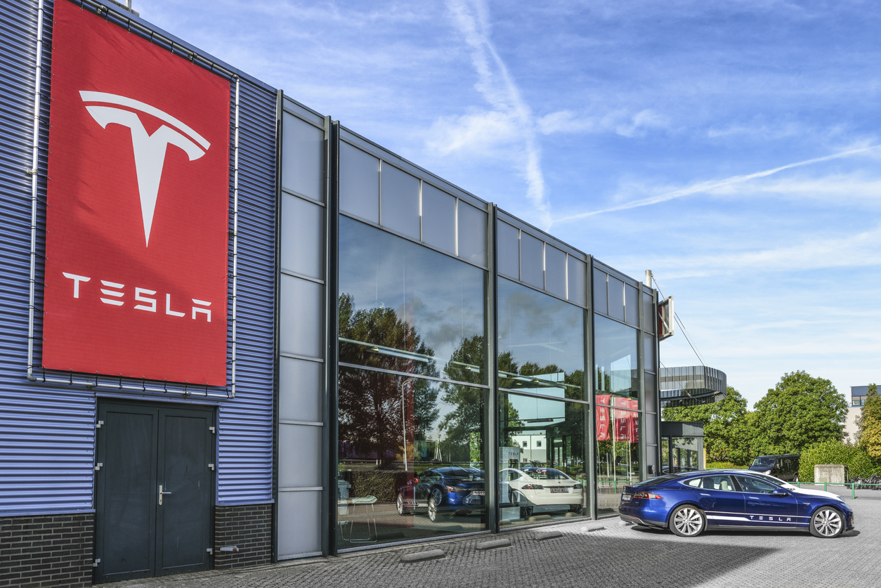 Tesla продала рекордное количество электромобилей