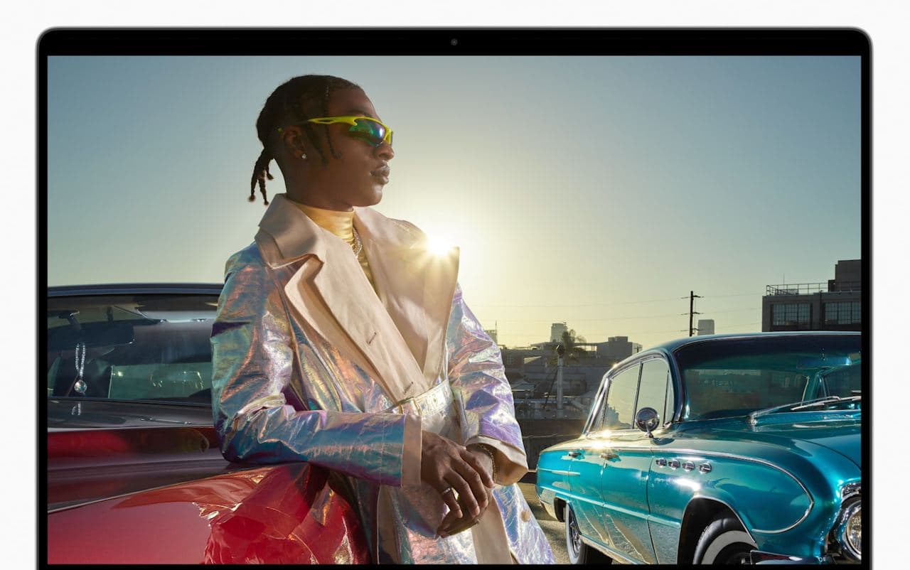 Apple представила новое поколение AirPods с иммерсивным звучанием и новый MacBook. Теперь он с челкой!