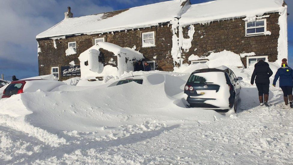 Десятки британцев на три дня застряли в пабе из-за сильнейшего снегопада          