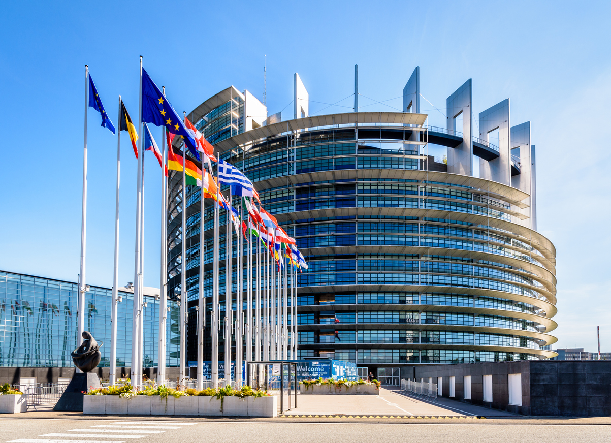 Европарламент согласовал положения закона об ужесточении регулирования технологических гигантов          