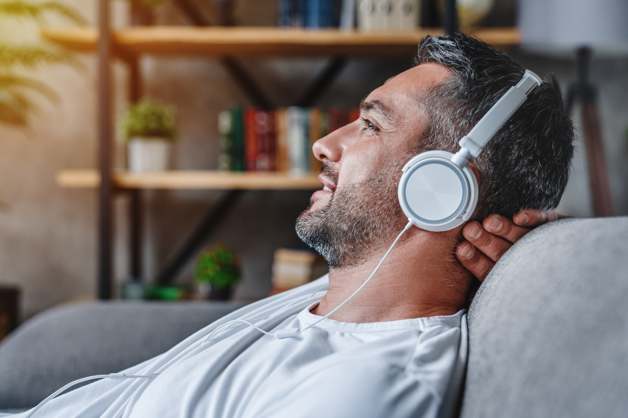 Исследование: любимая музыка помогает справиться с усталостью так же эффективно, как короткая прогулка          