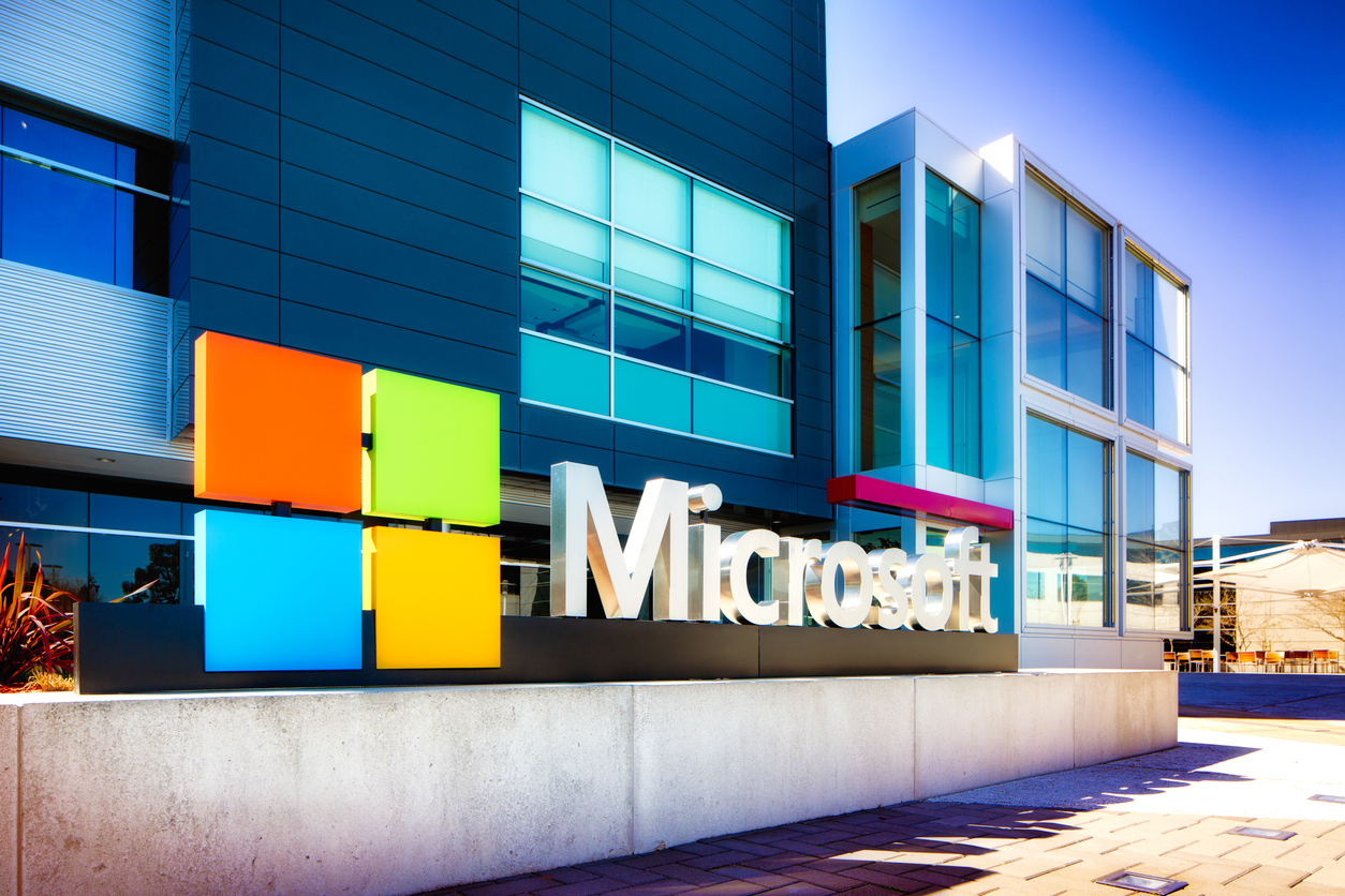В боевике от Netflix Красное уведомление показали невыпущенный гаджет от Microsoft