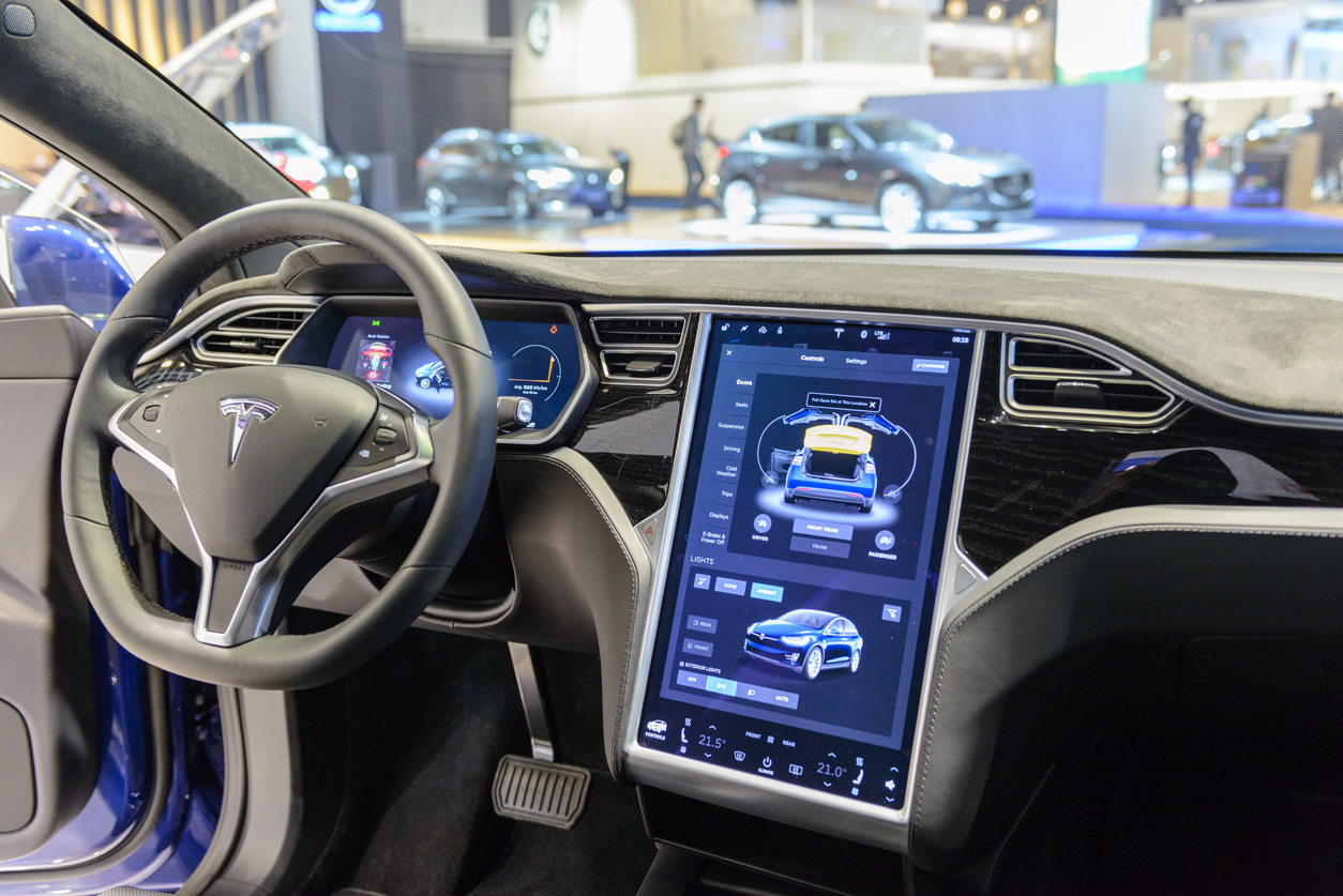 Tesla будет отключать игры на сенсорных экранах на время движения электромобиля          