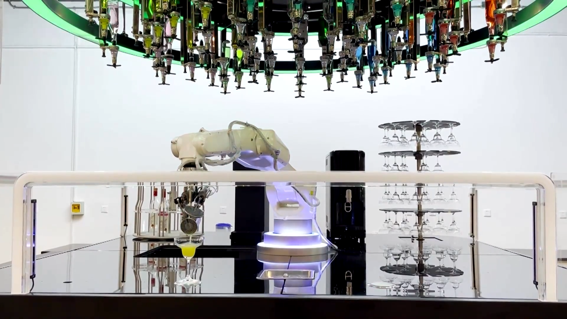 На Олимпийских играх будет работать робот-бармен, который смешивает коктейли за 90 секунд          