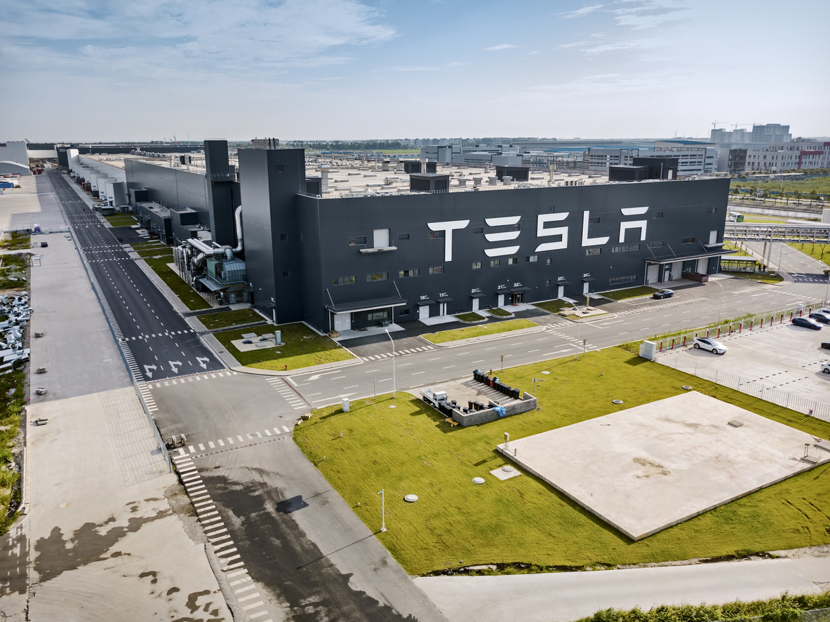 Работники Tesla в Шанхае будут жить и работать на заводе во время локдауна          