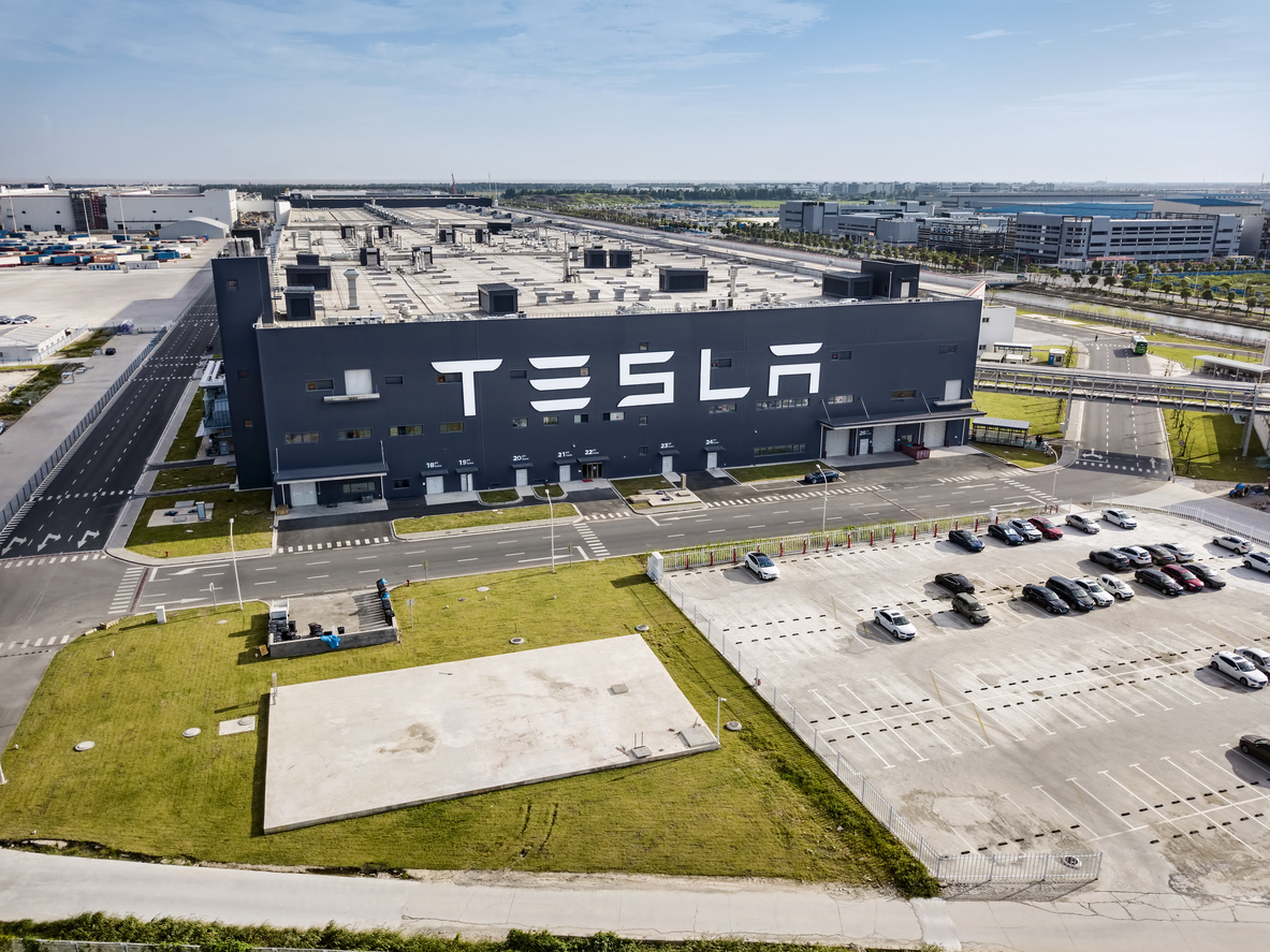 Tesla изолирует тысячи работников из-за COVID-19 на заброшенных фабриках и в военном лагере