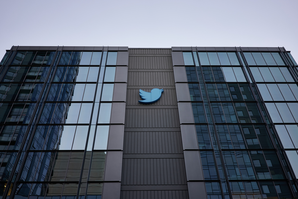 Twitter покинули три топ-менеджера в преддверии сделки с Илоном Маском          
