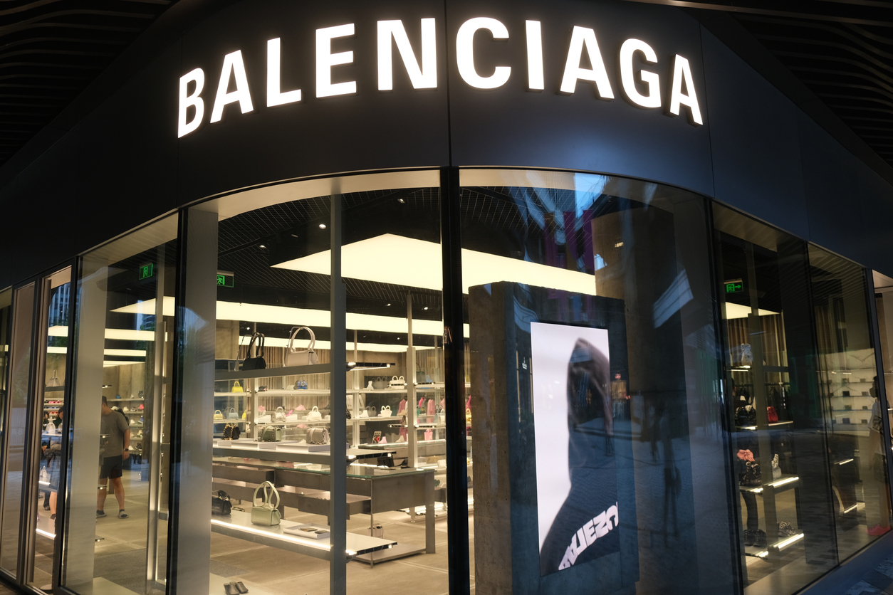 Balenciaga начала принимать криптовалюту в магазинах и на сайте