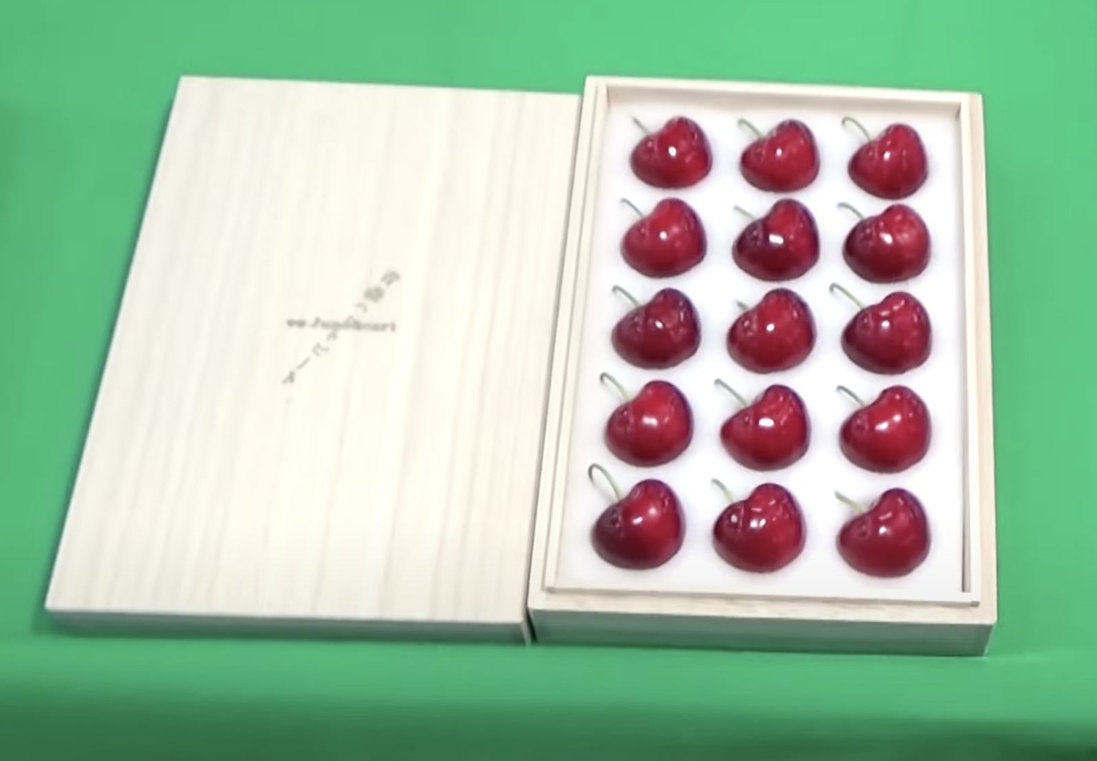 В Японии 15 черешен редкого сорта продали за $4,4 тыс.          