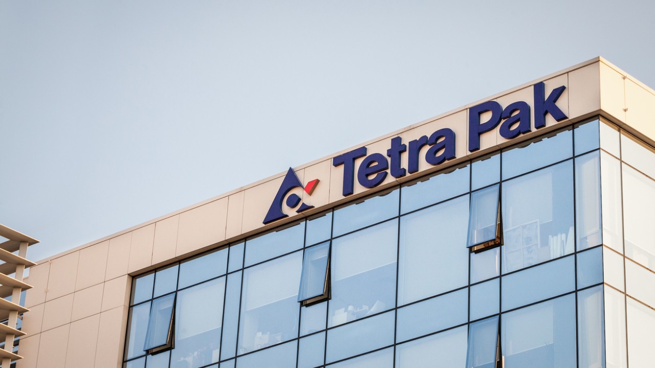 В России начали эксперимент по производству отечественного Tetra Pak. Он серого цвета
