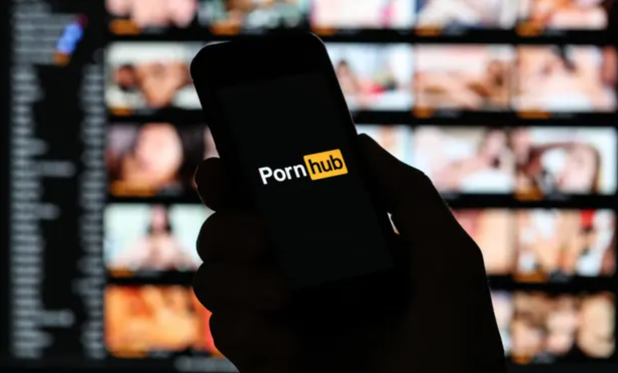 Директора материнской компании PornHub покинули должности