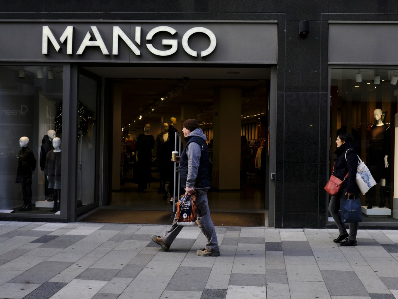 Магазины одежды Mango возобновят работу в июле